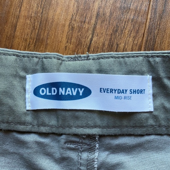Old Navy gray everyday short mid rise size 12 - Picture 3 of 5